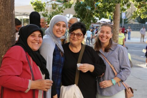 Grupo de formación de mujeres de la comunidad bahá'í en el barrio Virgen del Remedio de Alicante, con participantes de Argelia, Marruecos, Indonesia, Rusia, Ucrania, Pakistán, Senegal, Guinea Ecuatorial, Colombia, Irán y otros países.